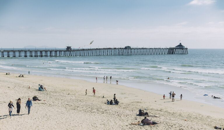 Beach_by_the_pier_(Unsplash)
